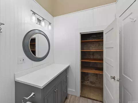 Bath - 301 Jefferson Dr, Devine, TX 78016 photo 3 of 5