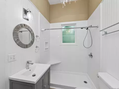 Bath - 301 Jefferson Dr, Devine, TX 78016 photo 2 of 5