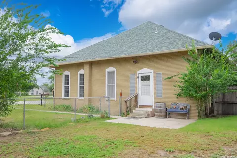 Other - 301 Jefferson Dr, Devine, TX 78016 photo 2 of 4