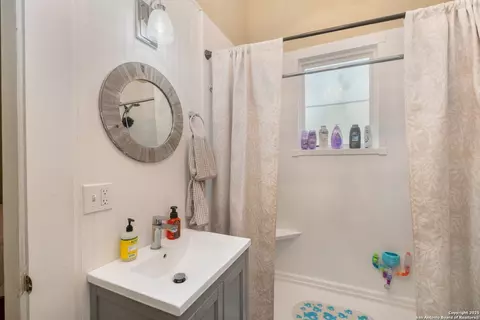 Bath - 301 Jefferson Dr, Devine, TX 78016 photo 2 of 3