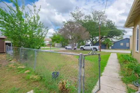 Exterior - 301 Jefferson Dr, Devine, TX 78016 photo 7 of 8