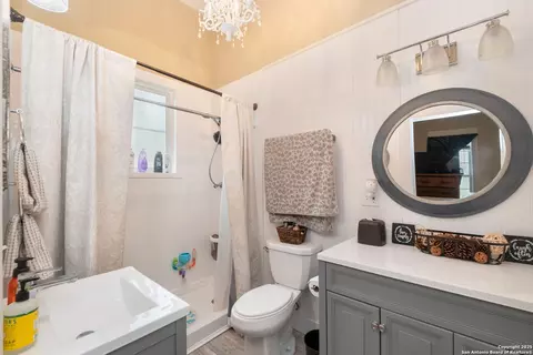 Bath - 301 Jefferson Dr, Devine, TX 78016 photo 1 of 3