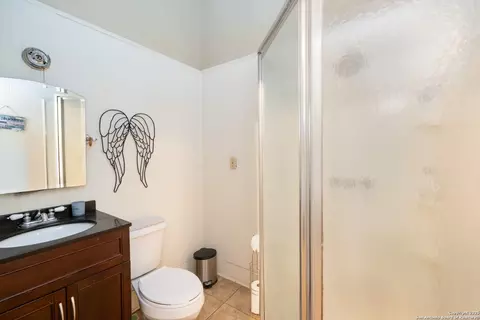 Bath - 301 Jefferson Dr, Devine, TX 78016 photo 3 of 3
