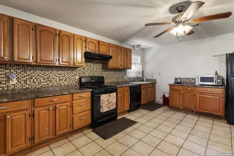 Kitchen - 944 County Road 769, Devine, TX 78016 photo 1 of 1