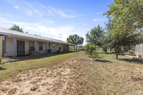 944 County Road 769, Devine, TX 78016