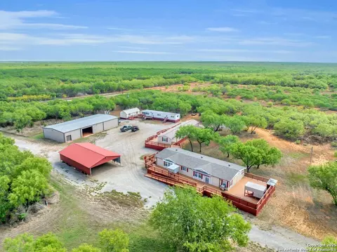 2654 Matthews Ranch Rd, Dilley, TX 78017