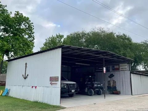 21 S Hula Popper Loop, Crystal City, TX 78839