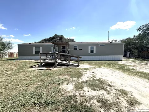934 Cr 7711, Devine, TX 78016 photo 1