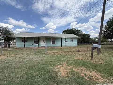 611 N Meerscheidt St, Dilley, TX 78017