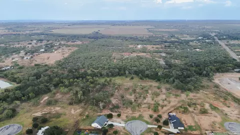 193 E Medium Meadow Dr, Lytle, TX 78052 photo 6