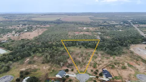 193 E Medium Meadow Dr, Lytle, TX 78052 photo 5