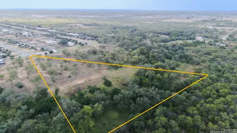 193 E Medium Meadow Dr, Lytle, TX 78052 photo 4