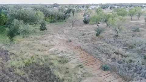 193 E Medium Meadow Dr, Lytle, TX 78052 photo 3