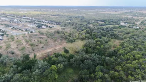 193 E Medium Meadow Dr, Lytle, TX 78052 photo 8