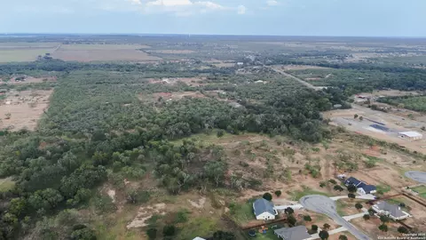 193 E Medium Meadow Dr, Lytle, TX 78052 photo 9