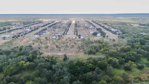 193 E Medium Meadow Dr, Lytle, TX 78052 photo 12