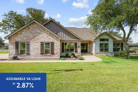 100 W Ashton, Floresville, TX 78114