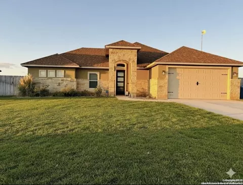 1704 Vista View Dr, Pleasanton, TX 78064