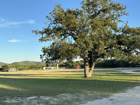 301 Summit Dr, Leakey, TX 78873