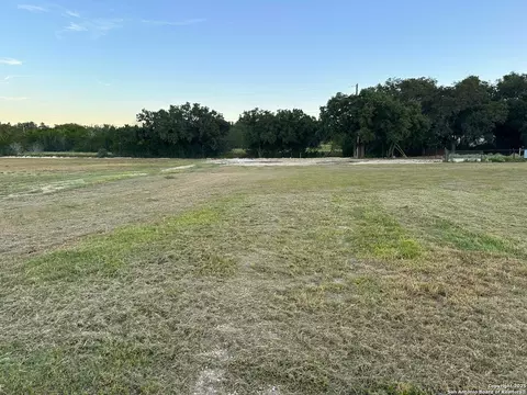 300 Summit Dr, Leakey, TX 78873