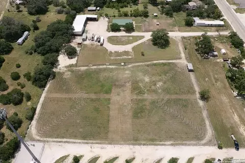 305 Summit Dr, Leakey, TX 78873