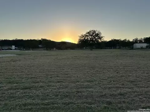 304 Summit Dr, Leakey, TX 78873