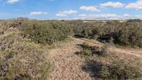 000 County Road 777, Devine, TX 78016 photo 5