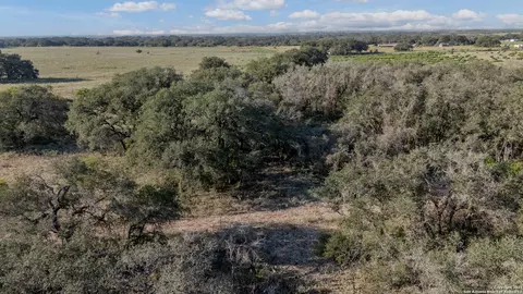 000 County Road 777, Devine, TX 78016 photo 8
