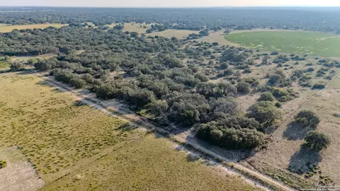 000 County Road 777, Devine, TX 78016
