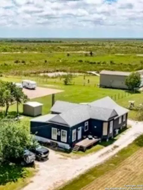 71 N Avril Dr, Port Lavaca, TX 77979