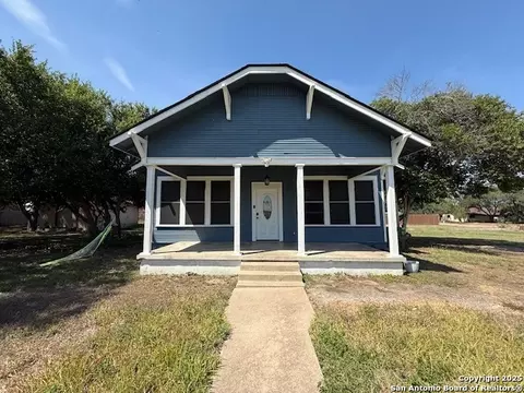 708 S 7th St, Kenedy, TX 78119