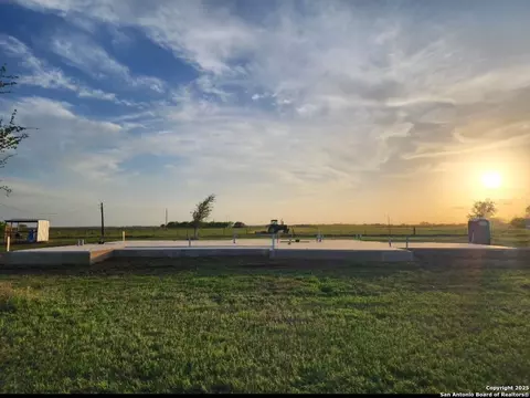 420 Cr 137, Floresville, TX 78114