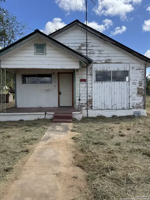 613 Ross, Devine, TX 78016 photo 1