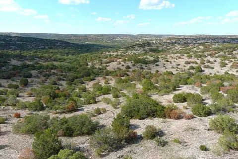29 Oak Bnd, Rocksprings, TX 78880