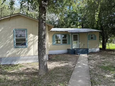 408 E Pacific St, Uvalde, TX 78801