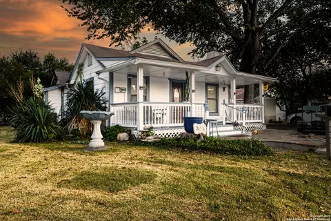 301 Holly, Luling, TX 78648 photo 1