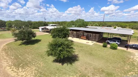 386 W Fm 468, Cotulla, TX 78014 photo 2