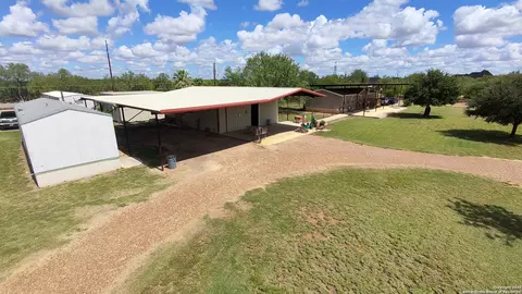 386 W Fm 468, Cotulla, TX 78014 photo 4