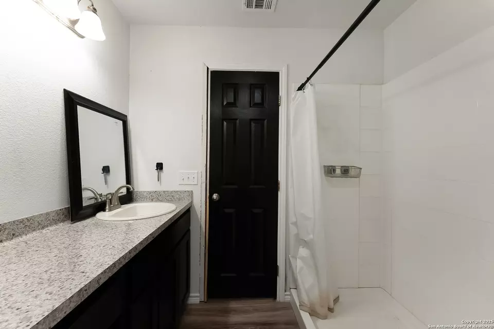 Bath - 105 Brite Ln, Poteet, TX 78065 photo 3 of 3