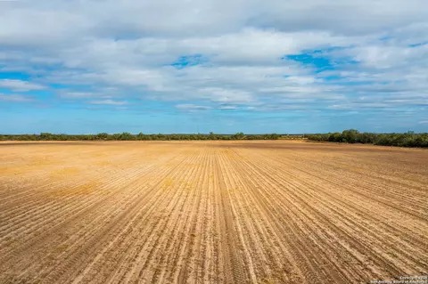 Cr 4013 Cr 4017 W, La Pryor, TX 78829