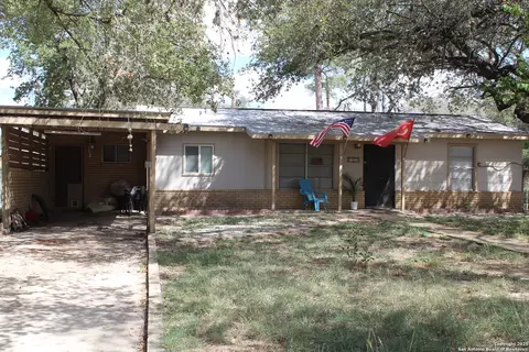 400 Mockingbird Ln, Devine, TX 78016 photo 1