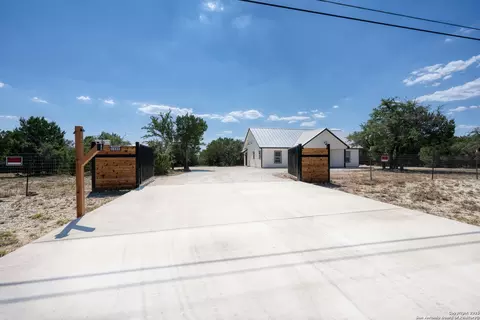1085 Lakeside Dr, Lakehills, TX 78063