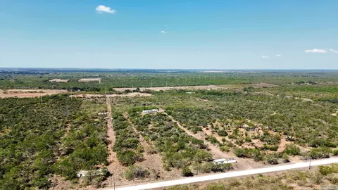 7365 Leal Rd, Pleasanton, TX 78064