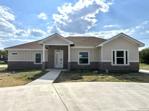 809 N Camp St, Uvalde, TX 78801