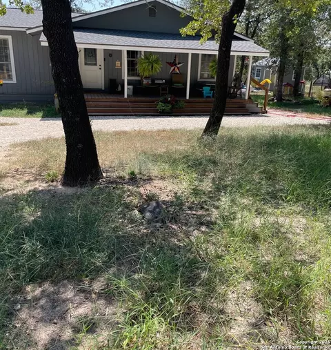 261 Oak Holw, La Vernia, TX 78121