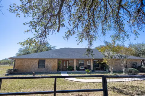1219 County Road 761, Devine, TX 78016