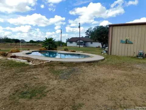 Exterior - 462 County Road 763, Devine, TX 78016 photo 5 of 8