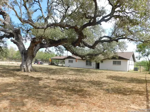 462 County Road 763, Devine, TX 78016