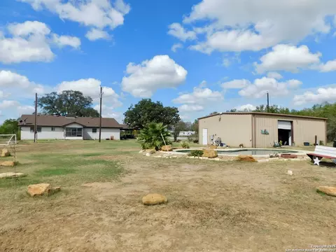 Exterior - 462 County Road 763, Devine, TX 78016 photo 6 of 8