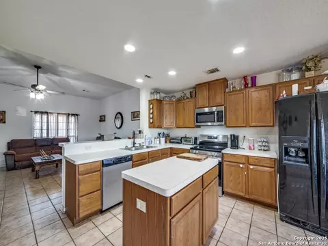 Kitchen - 4979 Fm 1343, Devine, TX 78016 photo 3 of 4
